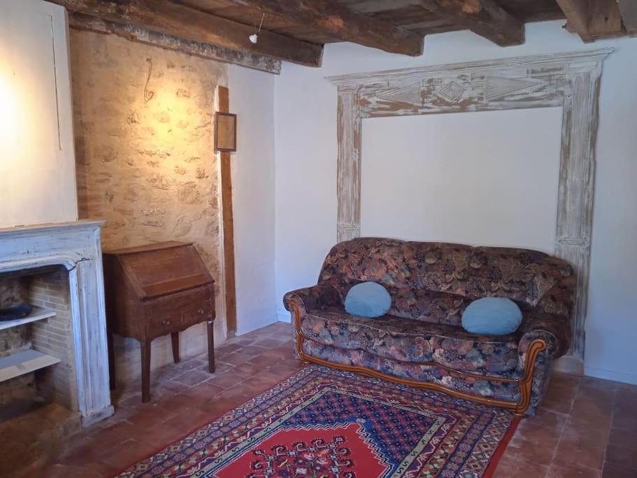 Petite Maison De Village Ygrande Exterior foto